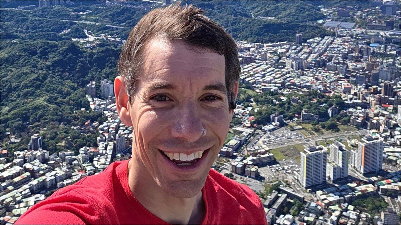 Hazantildea y veacutertigo en Taiwaacuten- Alex Honnold escaloacute el Taipei 101 sin cuerdas y se sacoacute una selfie a 508 metros