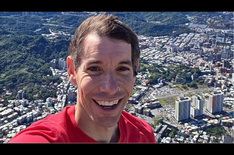 Hazantildea y veacutertigo en Taiwaacuten- Alex Honnold escaloacute el Taipei 101 sin cuerdas y se sacoacute una selfie a 508 metros