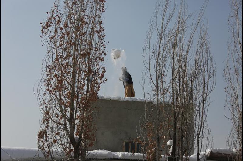 Tragedia climaacutetica sacude a Afganistaacuten- 61 muertos por nevadas e inundaciones