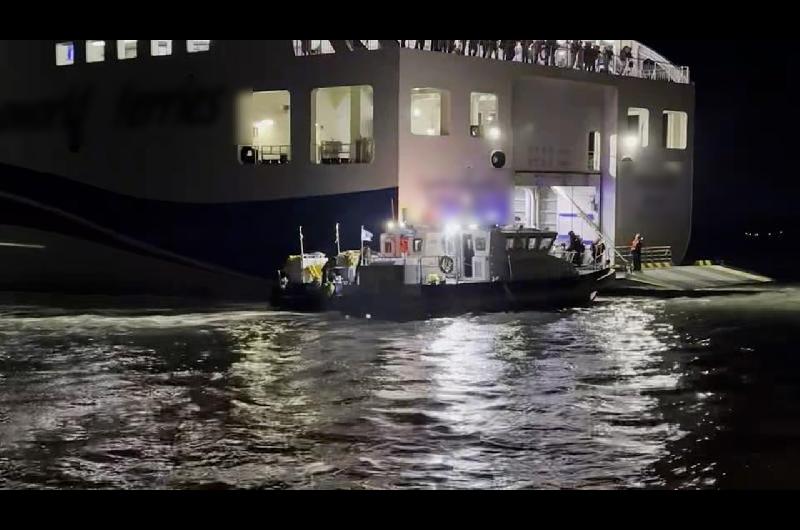 Ocho muertos y un centenar de desaparecidos tras hundirse un ferry en Filipinas