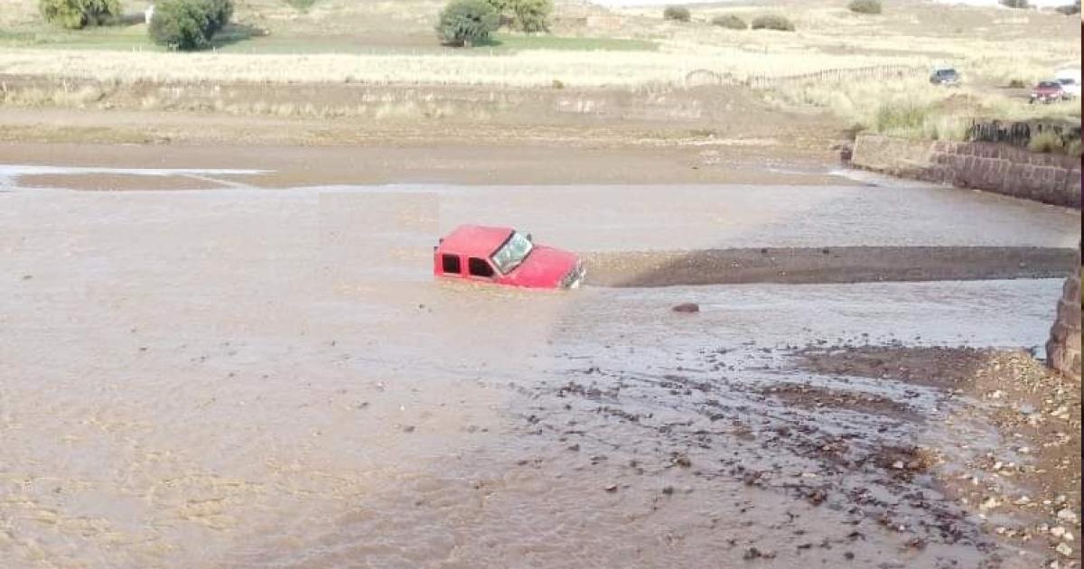 Crecioacute el riacuteo en La Quiaca y arrastroacute un vehiacuteculo en un paso no habilitado