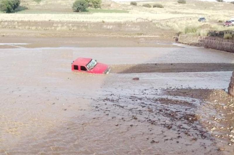 Crecioacute el riacuteo en La Quiaca y arrastroacute un vehiacuteculo en un paso no habilitado