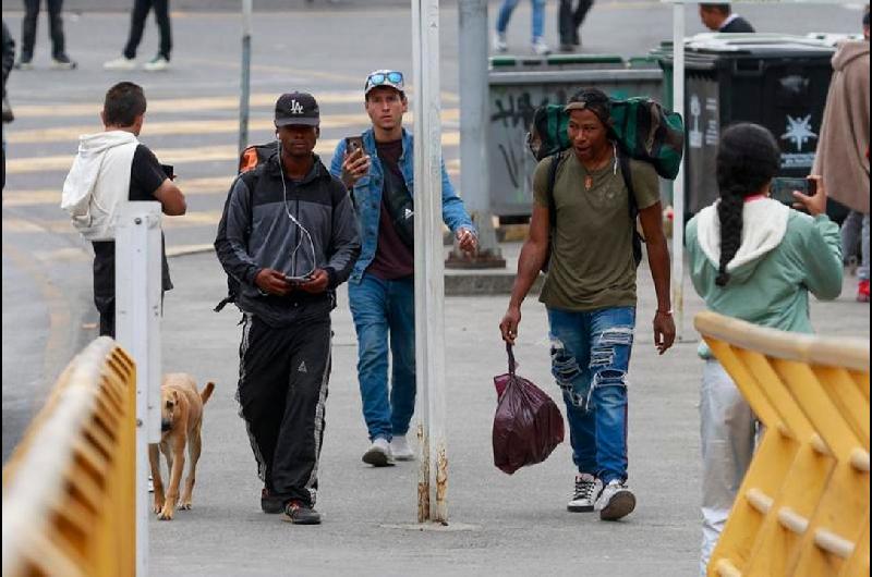 Ecuador impondraacute una tasa de seguridad del 30-en-porciento- a todos los productos colombianos