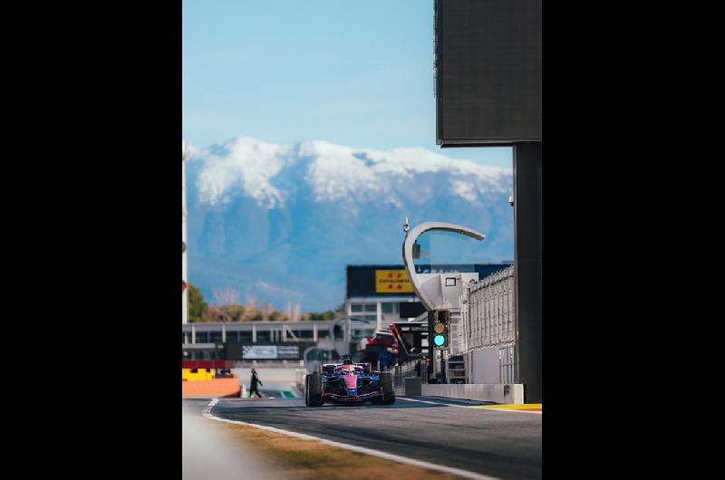 Colapinto cerroacute un gran diacutea en Barcelona y terminoacute en el podio del test con Alpine