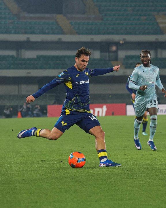 Udinese ganoacute y hundioacute al Hellas Verona en el fondo de la Serie A