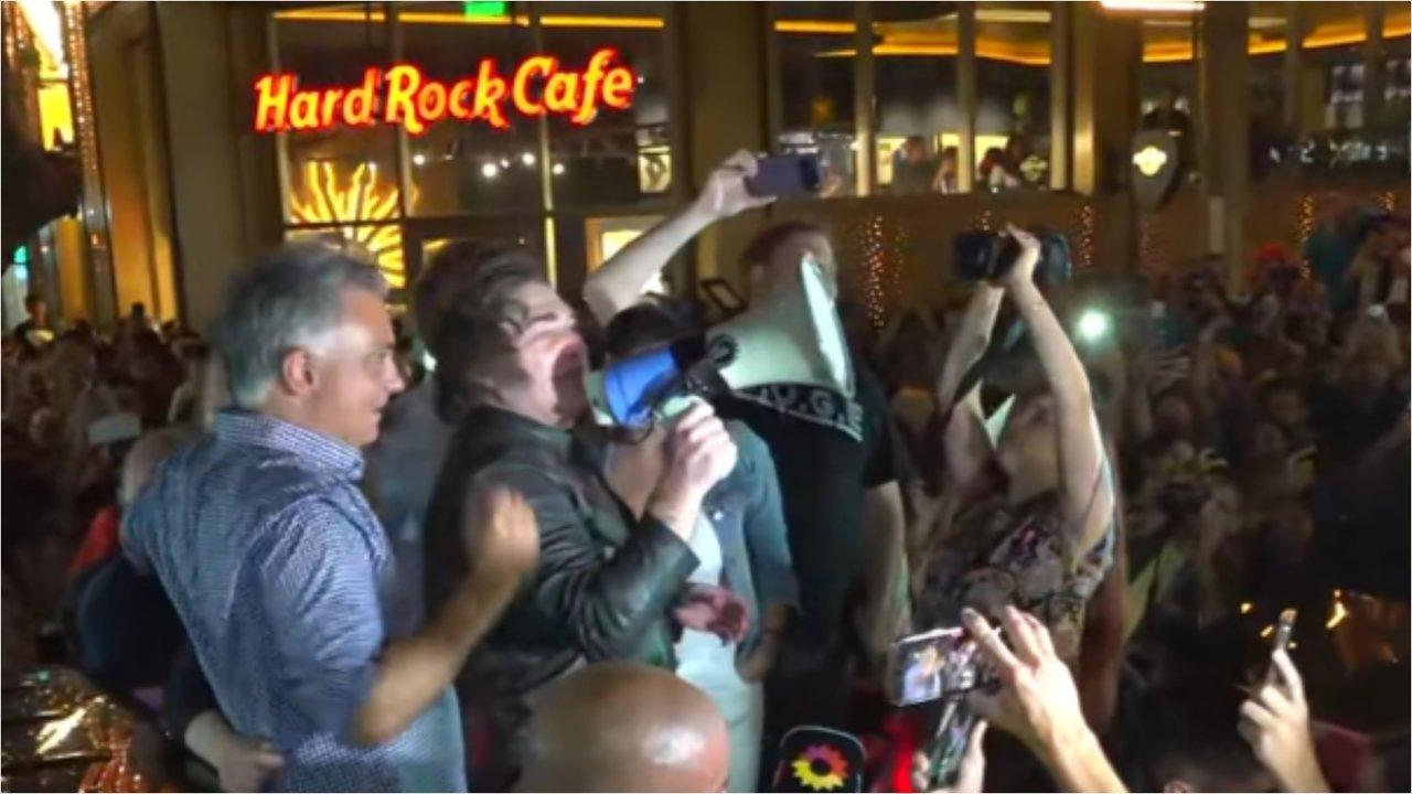 Milei pasoacute por Mar del Plata con el ldquoTour de la Gratitudrdquo- prometioacute bajar imputabilidad y reforma tributaria