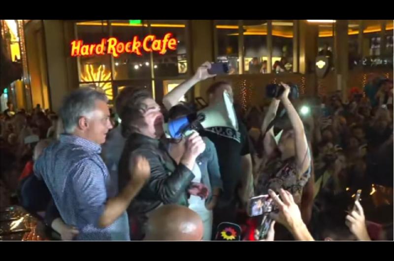 Milei pasoacute por Mar del Plata con el ldquoTour de la Gratitudrdquo- prometioacute bajar imputabilidad y reforma tributaria