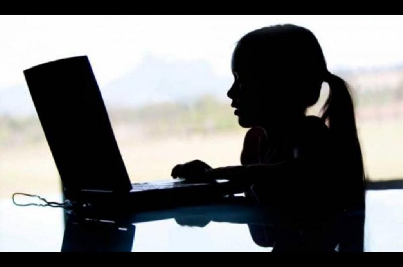 Francia avanza en una ley para prohibir el acceso a redes sociales a menores de 15 antildeos