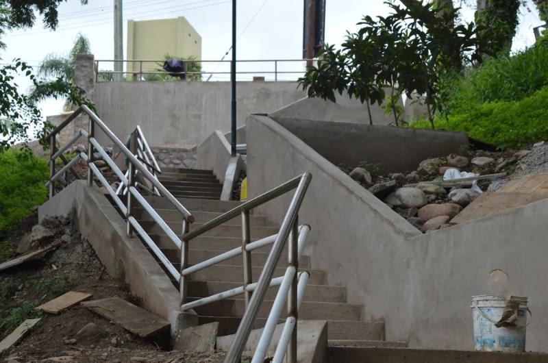 Avanzan los trabajos de puesta en valor de escaleras de acceso a barrios capitalinos