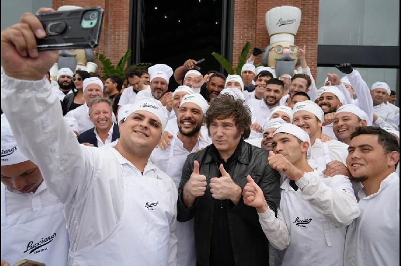 Milei vistioacute la faacutebrica de Luccianos- ldquoArgentina tiene el mejor helado y todos deberiacutean probarlordquo