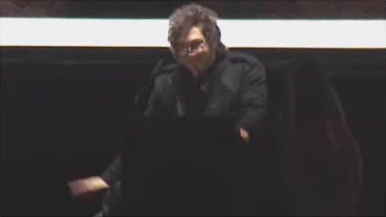 Milei se sumoacute al canto de Cristina tobillera- se sentildealoacute el pie y pidioacute prisioacuten para chorros como la sentildeora