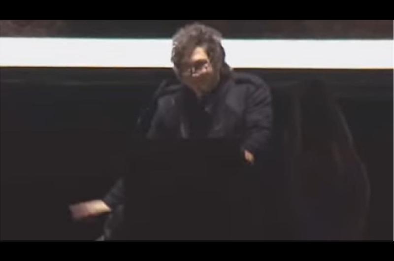 Milei se sumoacute al canto de Cristina tobillera- se sentildealoacute el pie y pidioacute prisioacuten para chorros como la sentildeora