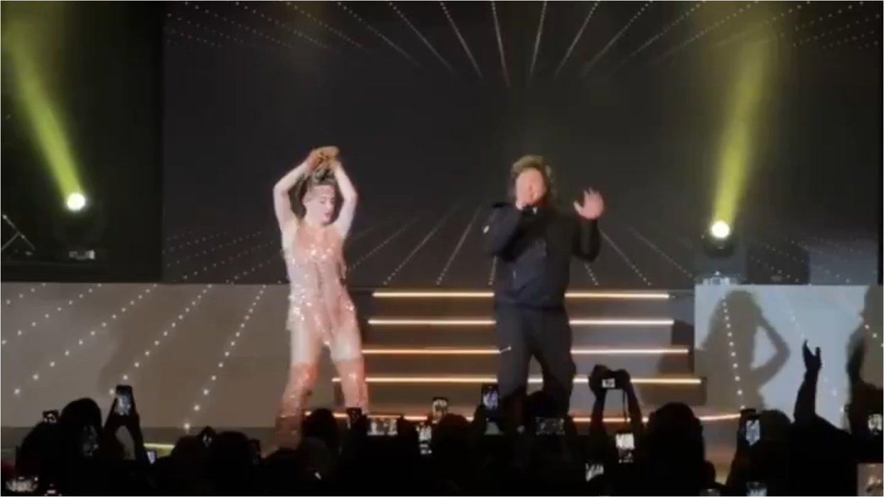 VIDEO- Javier Milei se subioacute a las tablas en Mar del Plata y cantoacute El Rock del Gato junto a Faacutetima Florez
