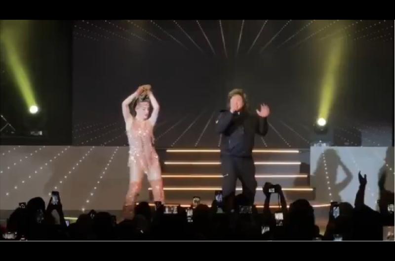 VIDEO- Javier Milei se subioacute a las tablas en Mar del Plata y cantoacute El Rock del Gato junto a Faacutetima Florez