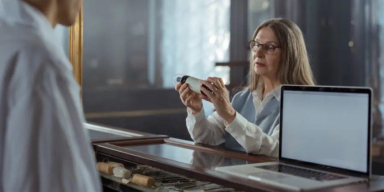 Intimidades tras el mostrador- una empresaria les mostroacute con nuacutemeros a sus empleados que ellos venden menos