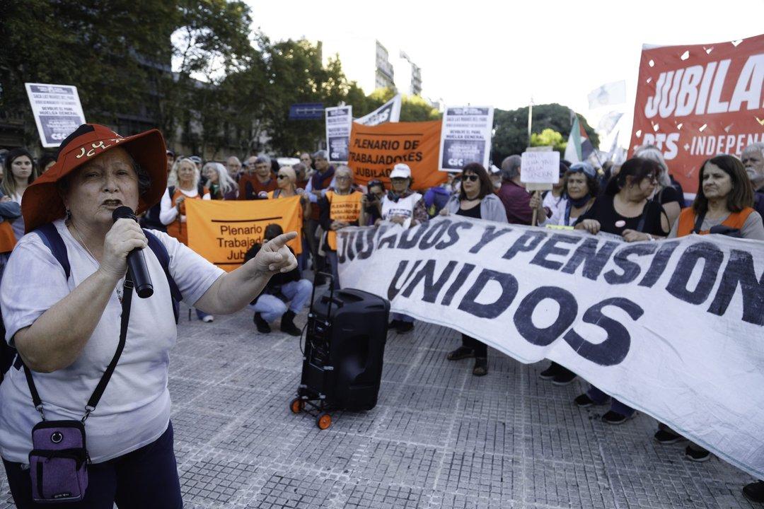 Los jubilados protestan en el Congreso mientras Patricia Bullrich negocia la reforma laboral de Milei