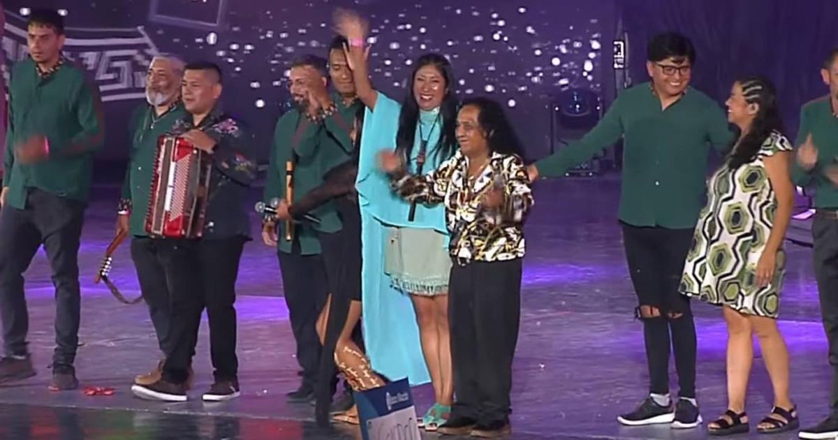 El carnaval en Cosquiacuten con Micaela Chauque y Adriaacuten y Los Dados Negros