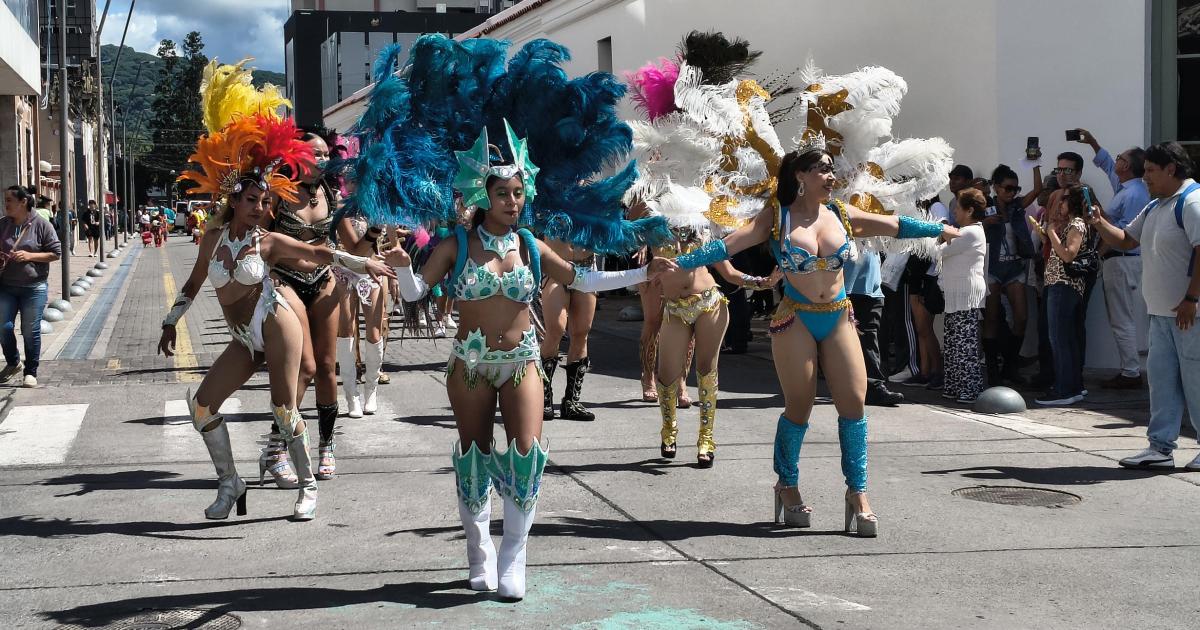 San Pedro presentoacute sus tradicionales corsos con colorido desfile en San Salvador de Jujuy