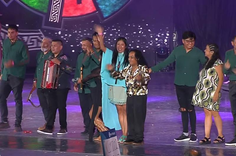 El carnaval en Cosquiacuten con Micaela Chauque y Adriaacuten y Los Dados Negros