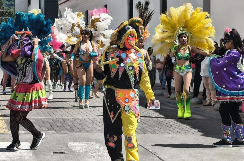 San Pedro presentoacute sus tradicionales corsos con colorido desfile en San Salvador de Jujuy