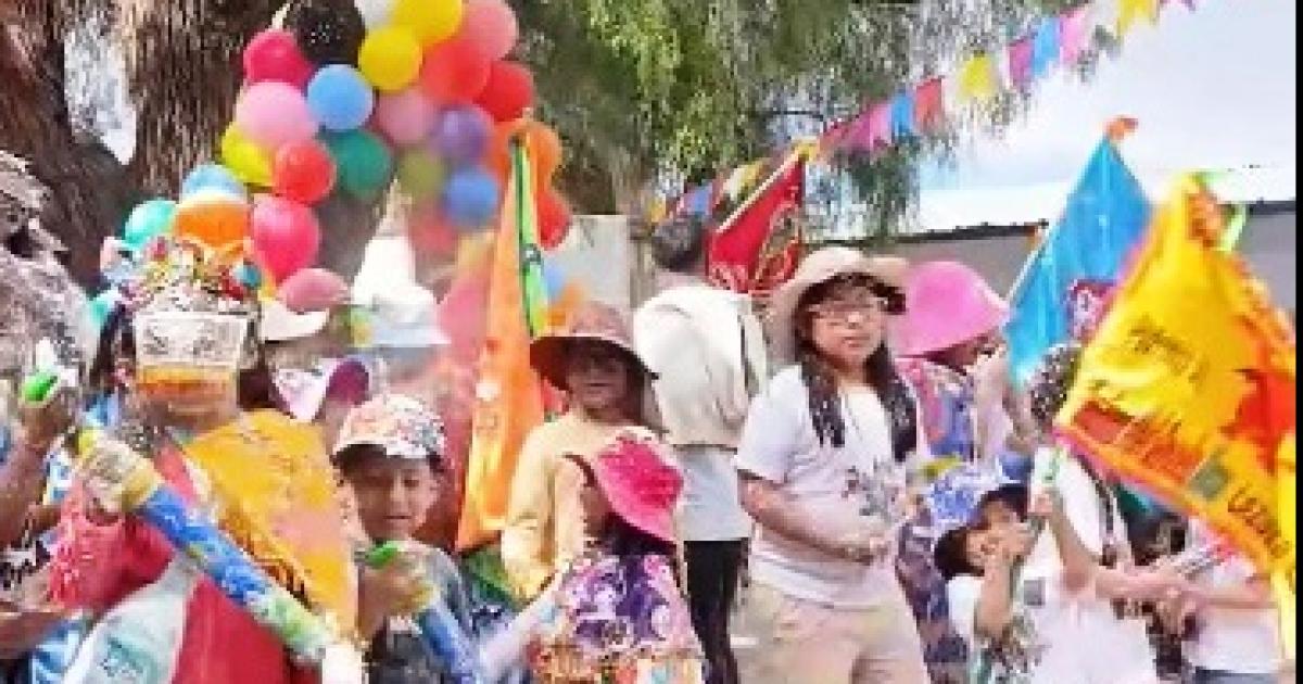 Alegriacutea de los chicos en el Jueves de Ahijados que antecede al Carnaval 