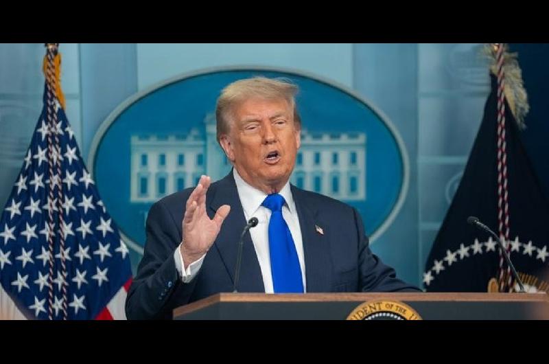 Trump impondraacute aranceles a quienes vendan petroacuteleo a Cuba