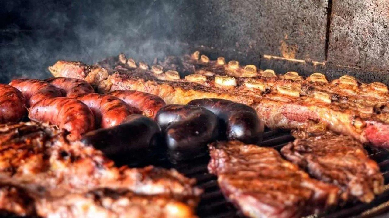 Murioacute la parrillada- el consumo de carne vacuna cayoacute 42-en-porciento- y con un kilo de asado se compran cuatro de pollo