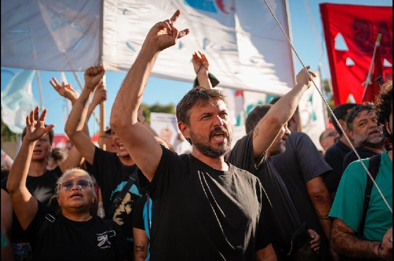 Organizaciones poliacuteticas y ambientalistas marcharon para pedir la emergencia iacutegnea