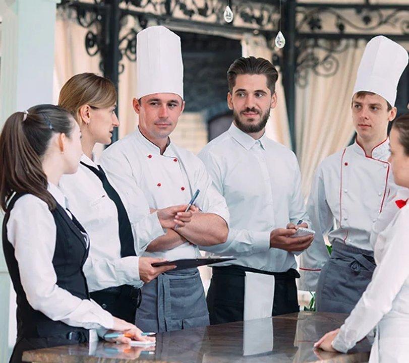 El auge del turismo abre puertas laborales a joacutevenes sin CV