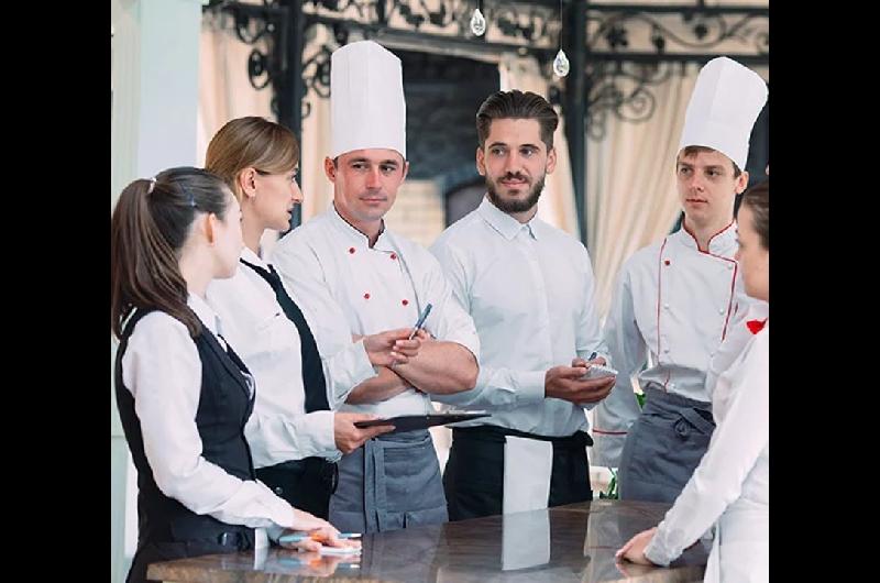 El auge del turismo abre puertas laborales a joacutevenes sin CV