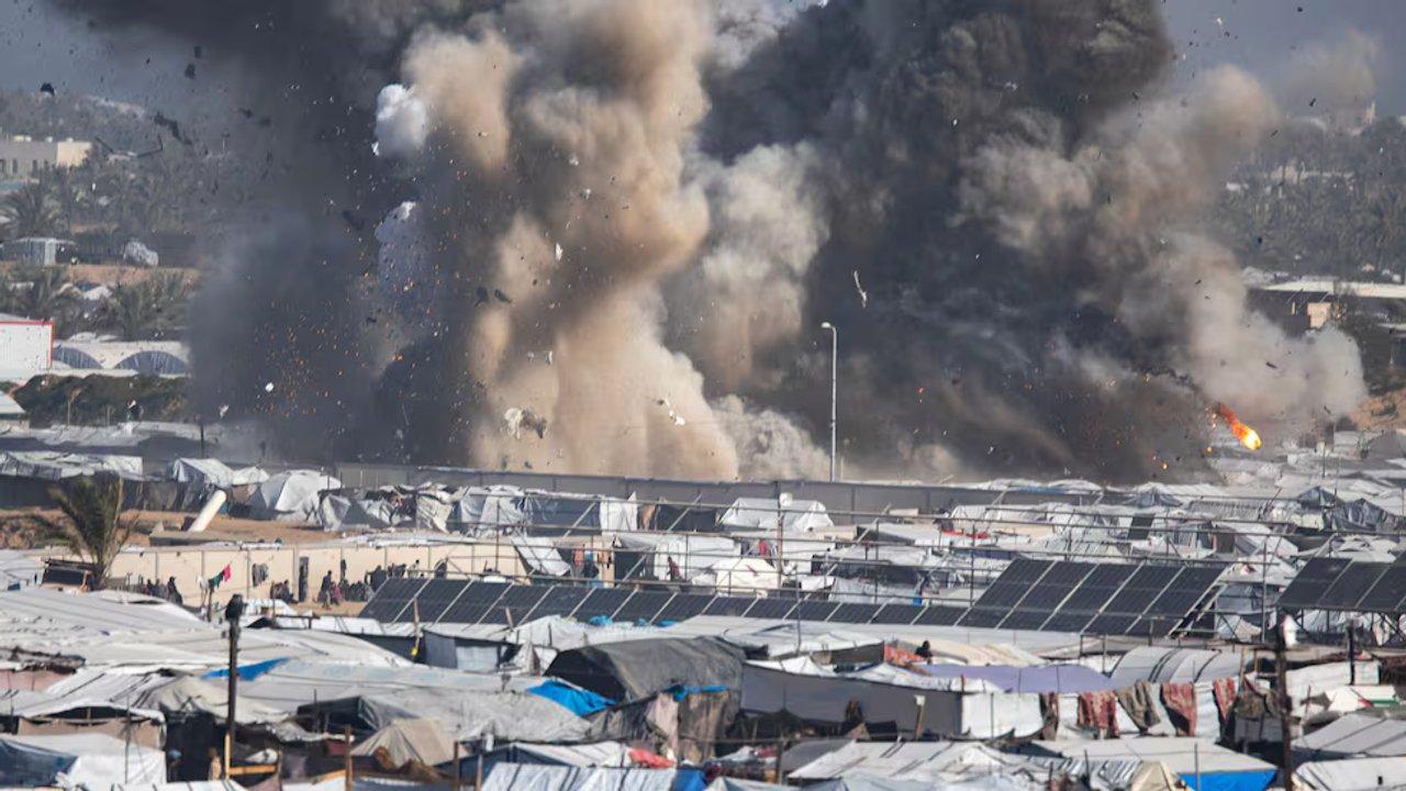 Israel bombardeoacute edificios y refugios en Gaza- hay al menos 26 muertos