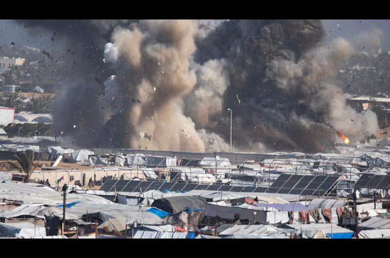 Israel bombardeoacute edificios y refugios en Gaza- hay al menos 26 muertos