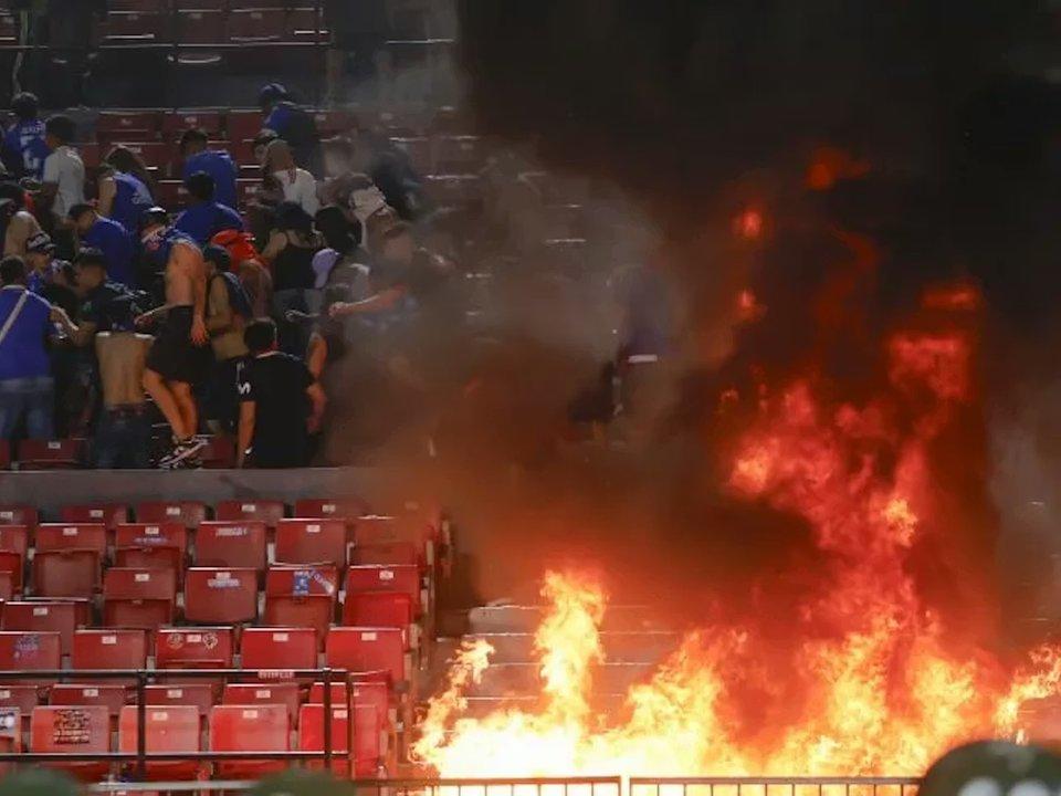 Caos en el Estadio Nacional- graves incidentes de la barra de la U
