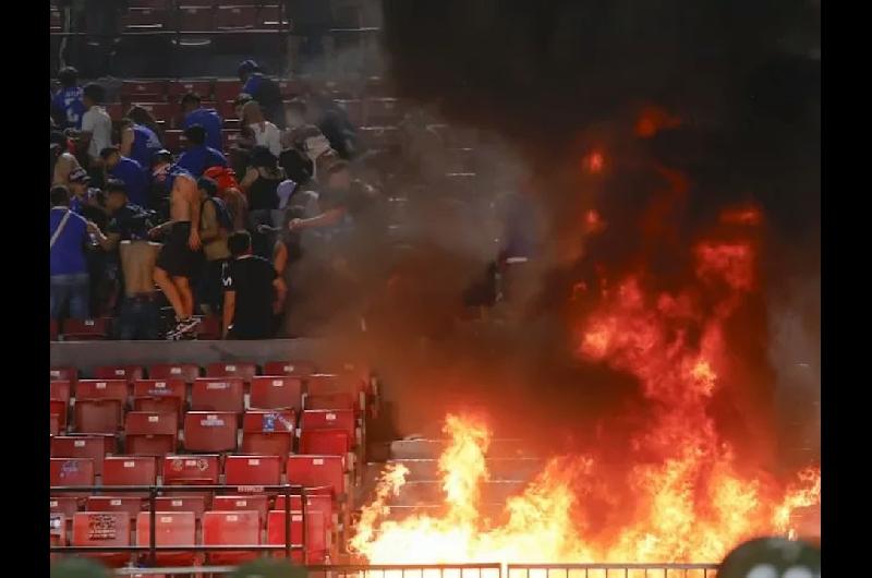 Caos en el Estadio Nacional- graves incidentes de la barra de la U