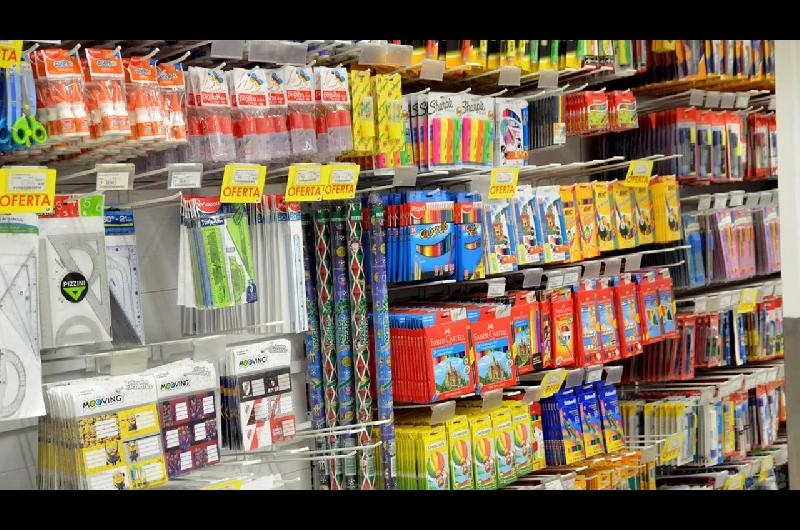 Incertidumbre en las goacutendolas- los uacutetiles escolares pierden la carrera contra la inflacioacuten