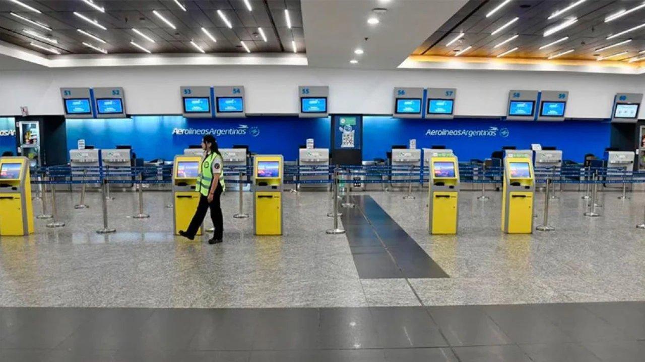 Postergan el paro aeroportuario pero se esperan demoras por asambleas en las terminales