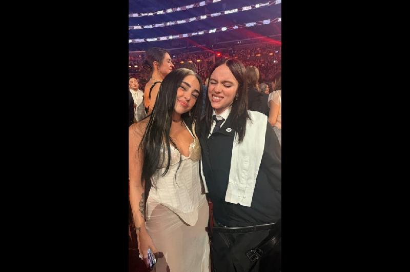 Nicki Nicole y Billie Eilish se saludaron en los Grammy- abrazo charla y foto juntas