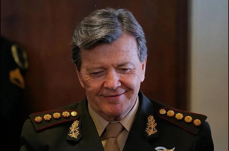 Escala la pelea entre Milani y Saacuteenz- el militar lo acusoacute de ldquobajarse los pantalonesrdquo a pedido del Gobierno