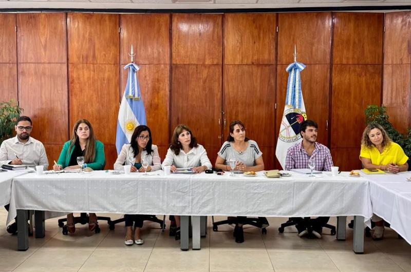 Educacioacuten realizoacute la primera mesa teacutecnica con participacioacuten de los gremios docentes
