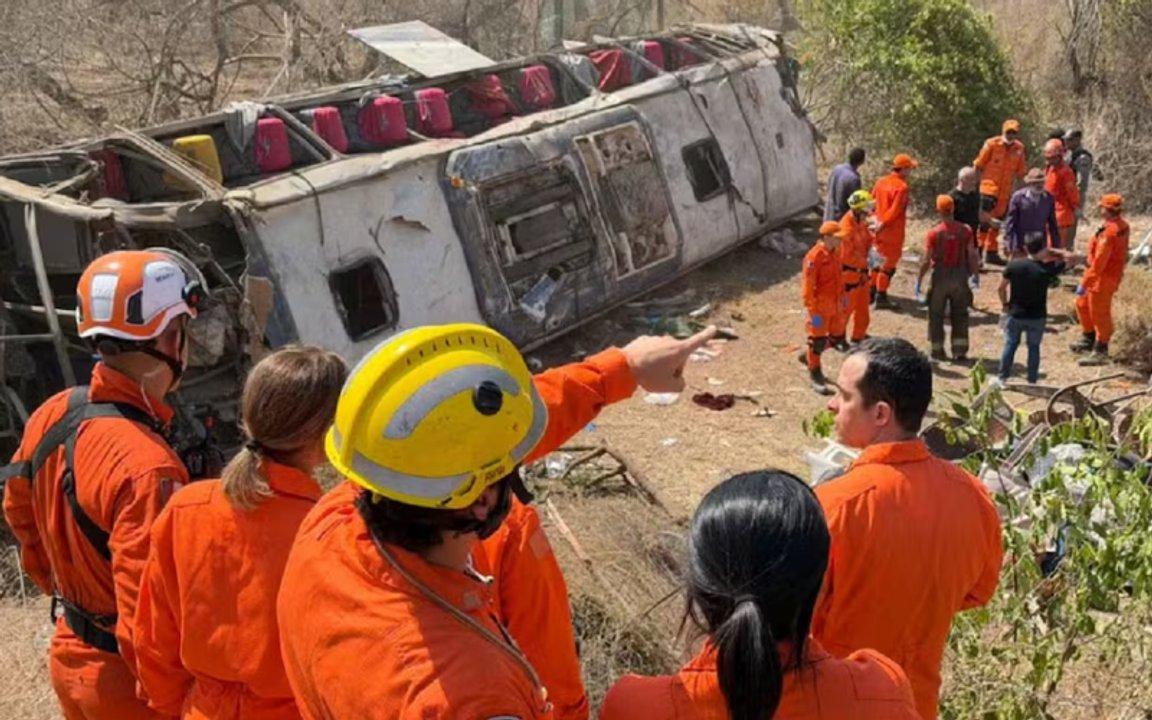 Traacutegico accidente de un autobuacutes en el noreste de Brasil- 15 muertos entre ellos 3 nintildeos