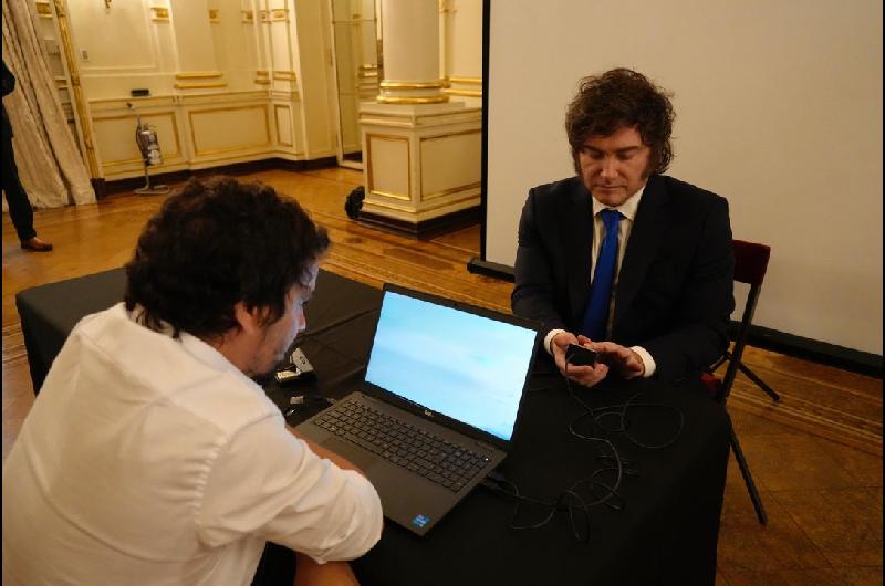 El Gobierno lanzoacute el nuevo DNI electroacutenico y cambios en el pasaporte- Milei fue el primero en tramitarlo