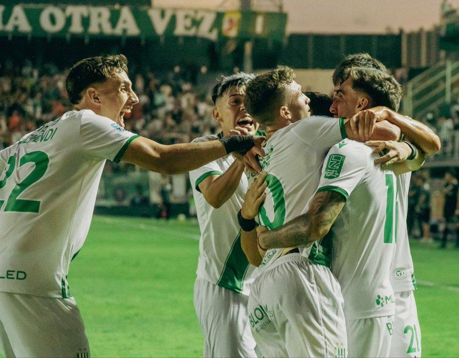 Banfield remontoacute y le ganoacute a Estudiantes de Riacuteo Cuarto por 2-1 en el Torneo Apertura 2026