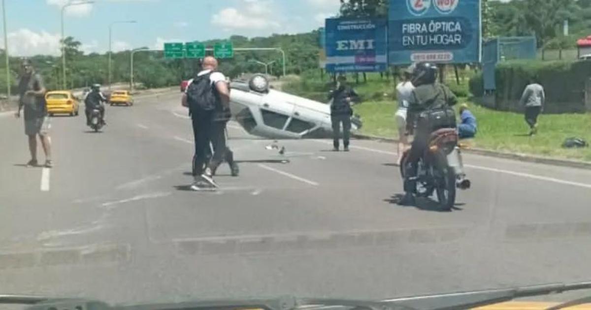 Perdioacute el control de su vehiacuteculo y volcoacute en la curva de la muerte