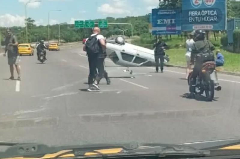 Perdioacute el control de su vehiacuteculo y volcoacute en la curva de la muerte