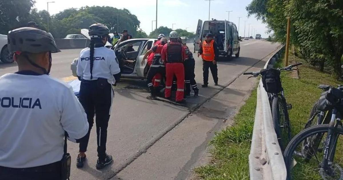Volcaron en un auto y tuvieron queser rescatados por los bomberos