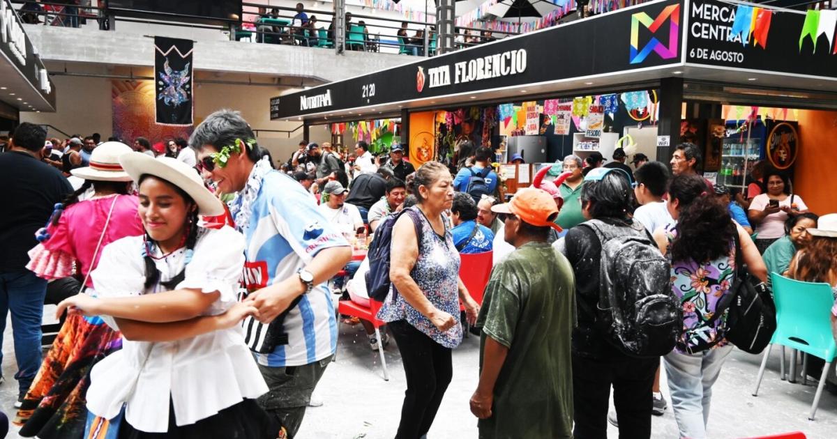  Los compadres disfrutaron su diacutea en el Mercado 6 de Agosto