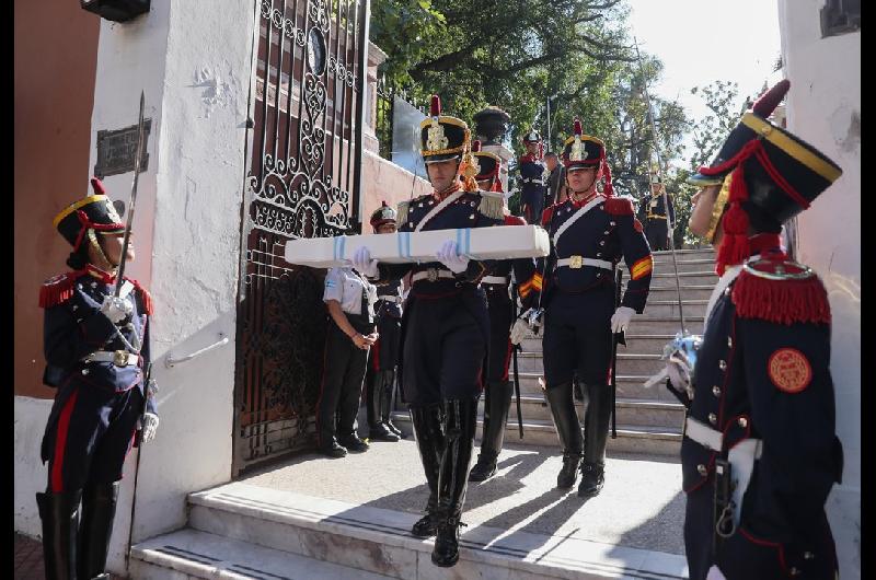 Comenzoacute el traslado del sable corvo de San Martiacuten al Regimiento de Granaderos