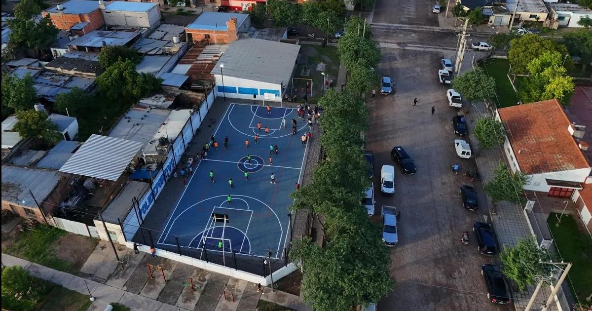 El gobernador inauguroacute obras de renovacioacuten y mejora en un polideportivo de El Carmen