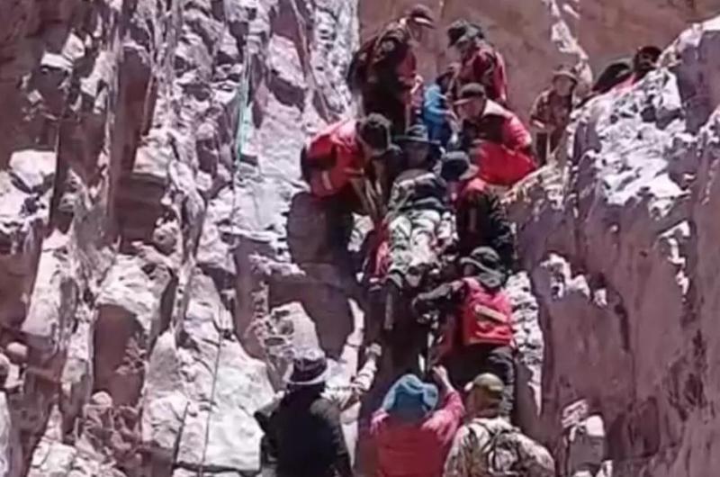 Rescataron a un adulto mayor que se habiacutealesionado en una zona rural de Tilcara