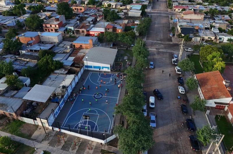 El gobernador inauguroacute obras de renovacioacuten y mejora en un polideportivo de El Carmen